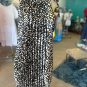 Leopard print satin pleated dress with belt. XL/1X.